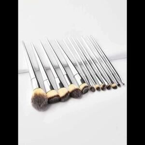 THE BASICS SILVER Brush Collection